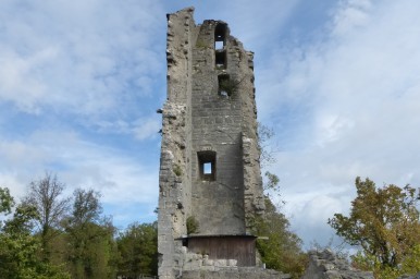 Vestiges d'une tour du Castel Saint-Denis © Médiéval AFDP