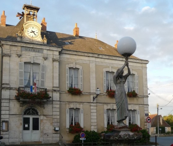 Neuvy-St-Sépulchre : mairie © Médiéval AFDP