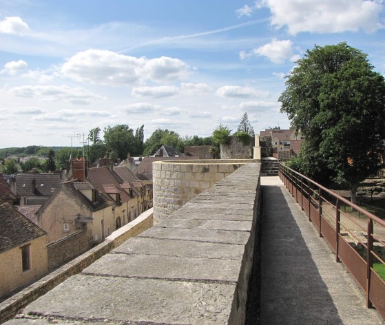 Vue de la courtine et d'une tour d'angle © Médiéval AFDP